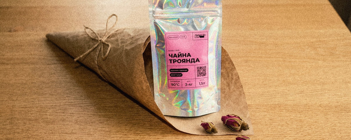 Чай на 8 березня: три квіткові чаї з бутонами троянди, жасмину та синього анчану поруч із чашкою