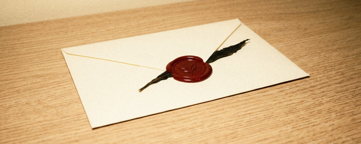 Подарунковий сертифікат на чай: сертифікат поруч із піалою настою й кількома чаями на столі