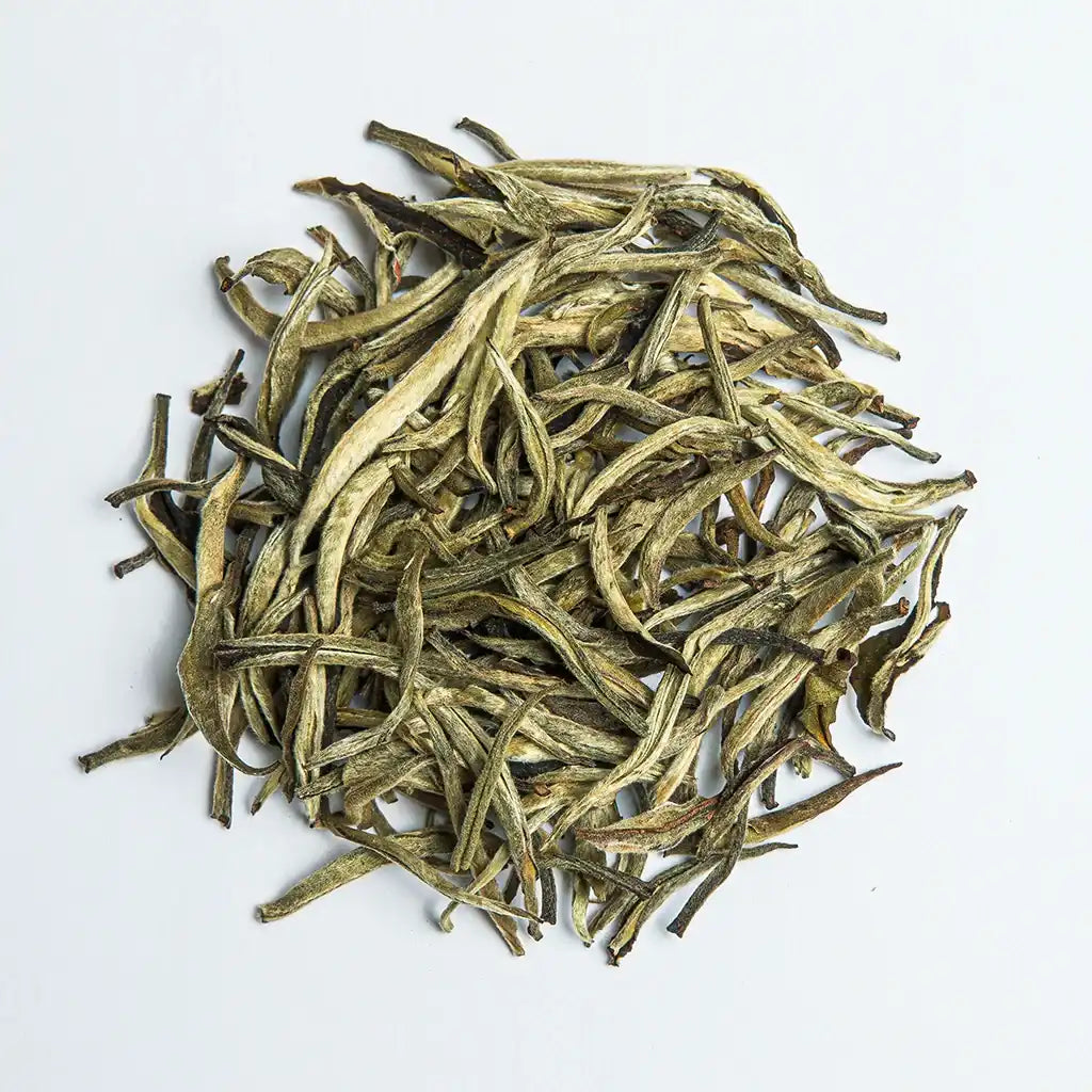 Купити Бай Хао Інь Чжень — імператорський білий чай із Фуцзяні, створений з ніжних сріблястих бруньок. Легендарний чистий смак.