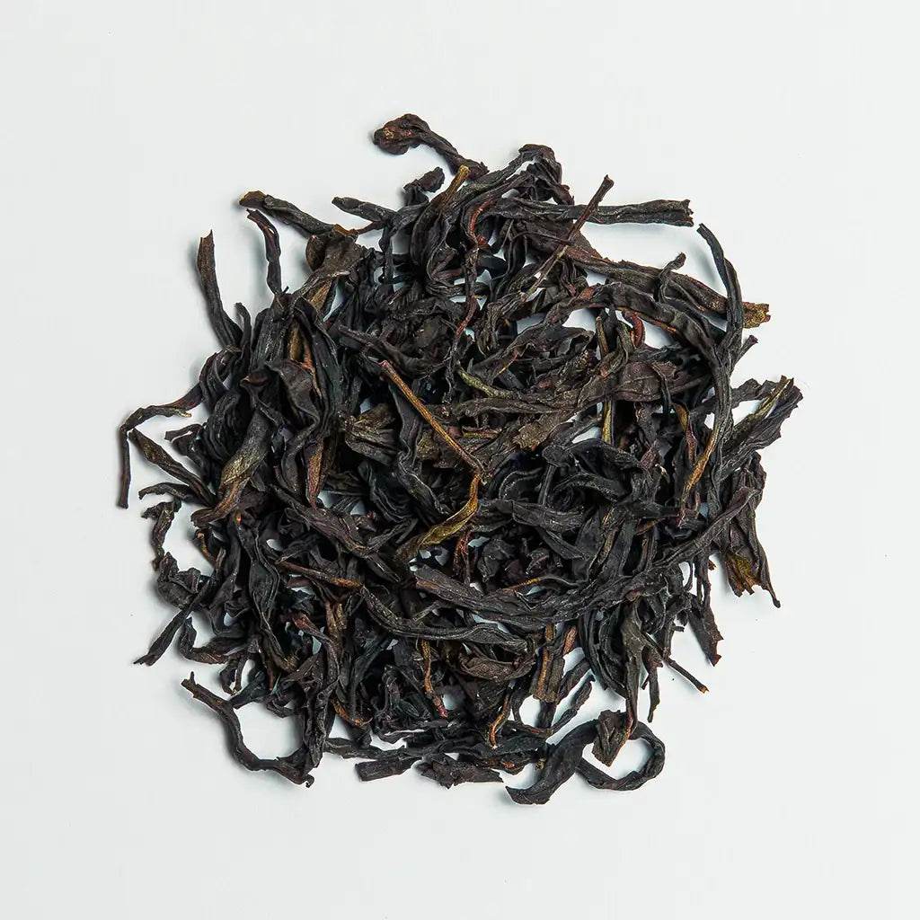 Купити чай Я Ши Сян — легендарний улун із гір Фенхуан, відомий своїм глибоким фруктовим ароматом та мінеральною свіжістю.