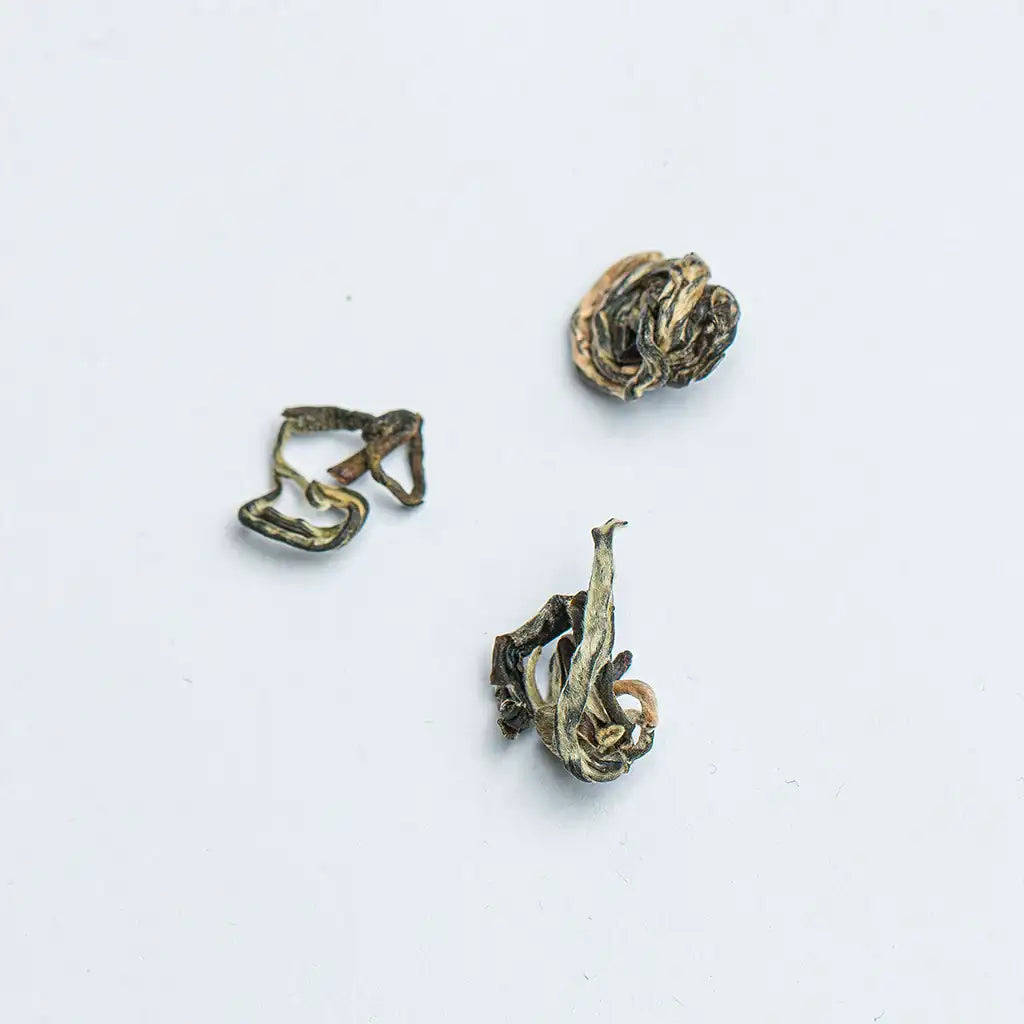 Купити Молі Хуа Ча — зелений чай із провінції Аньсі, де лист ароматизують свіжими бутонами жасмину. Натуральний аромат.