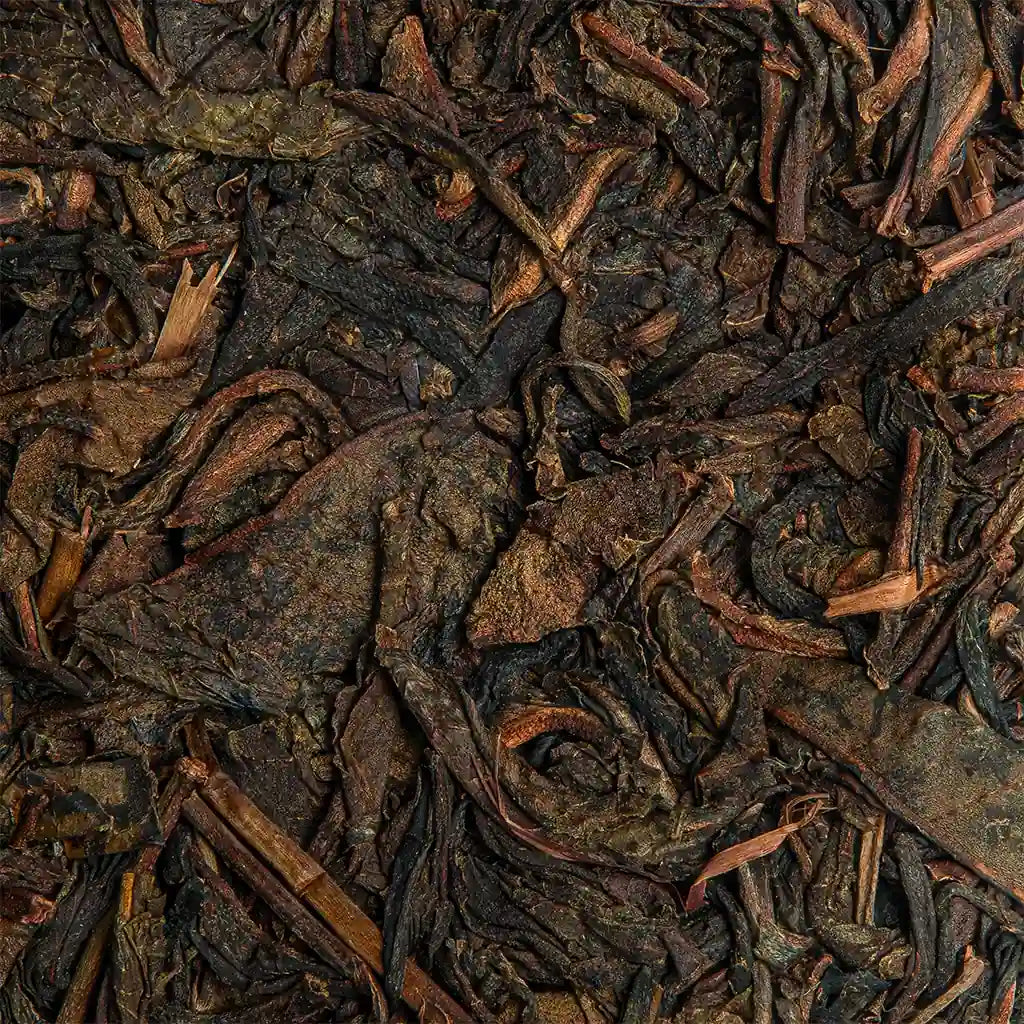 Пуер Шен “Бамбуковий Спис” — фермерський млинець із Менхаю, спресований середньо щільно для швидкого “дихання” під час заварювання.