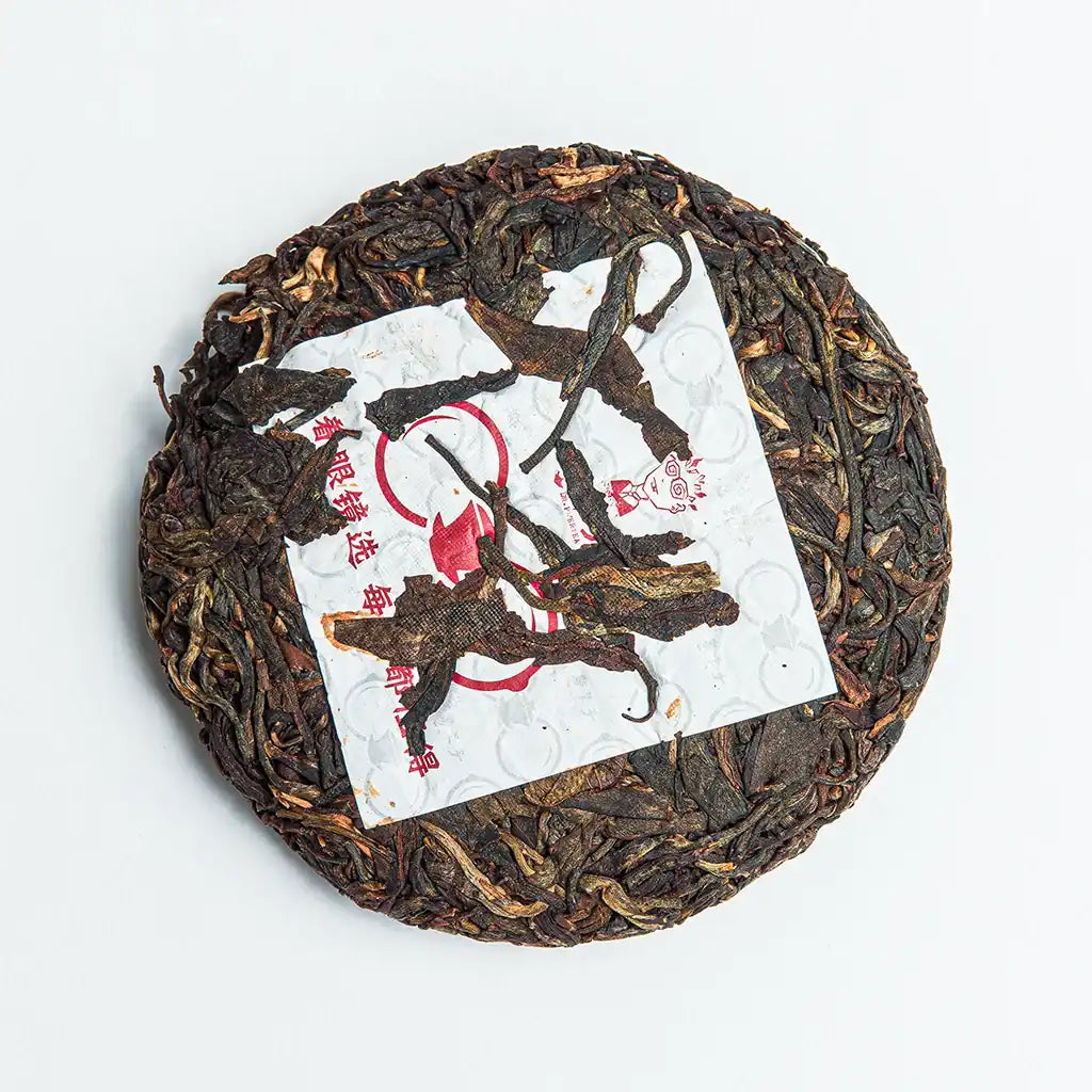 Пуер Шен “Ботанік” 100 г — весняні листки та молоді бруньки Юньнаню, спресовані у млинець із швидким розкриттям аромату.