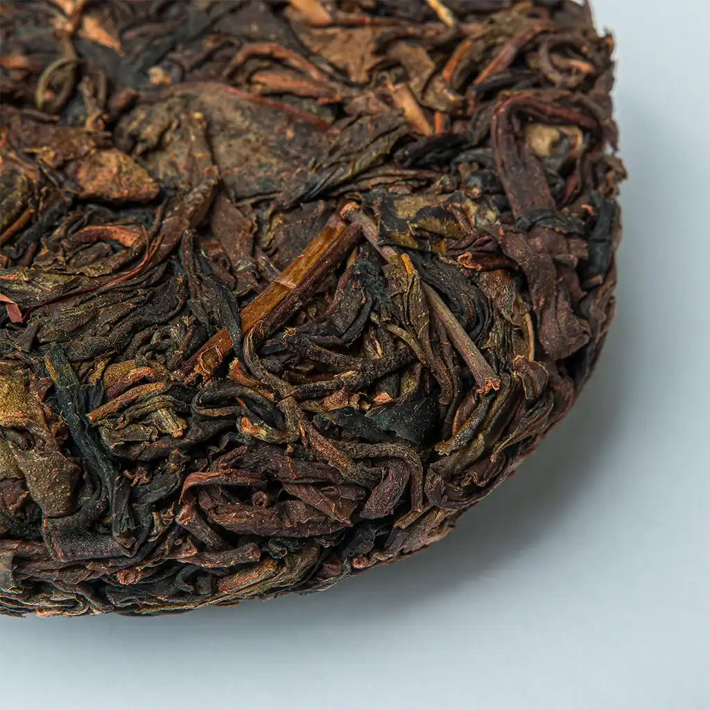 Шен Пуер “Бамбуковий Спис” — фермерський млинець із Менхаю, спресований середньо щільно для швидкого “дихання” під час заварювання.