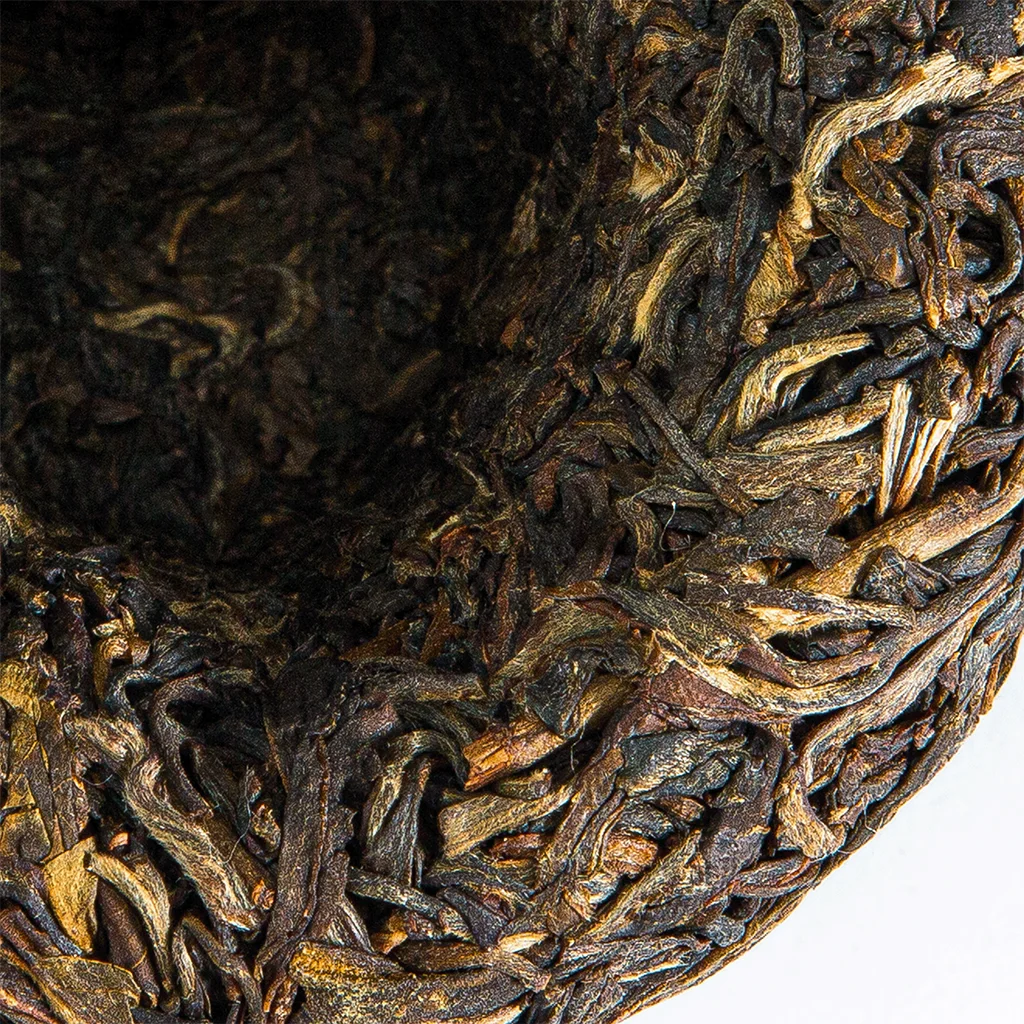 Шен Пуер Сягуань - натуральний чай з насиченим смаком, який ви можете придбати в нашому інтернет-магазині для справжніх цінителів.
